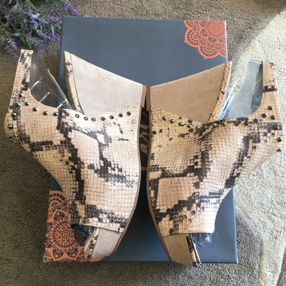 Carlos by Carlos Santana Marcia Snake Print Wedge Sandal 10 - Picture 5 of 12